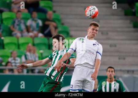 Budapest, Hongrie. 19 Septembre, 2015. La bataille entre Zoltan Gera de Ferencvaros (l) et Adam Viczian de B'csaba au cours de Ferencvaros Békéscsaba vs OTP Bank League football match à Groupama Arena. Credit : Laszlo Szirtesi/Alamy Live News Banque D'Images