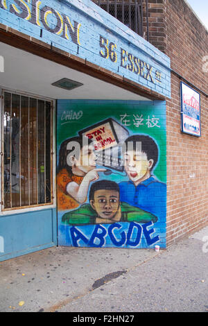 Dans l'oeuvre d'un côté est inférieure à l'école les enfants à rester à l'école à Manhattan, New York, NY, USA. Banque D'Images