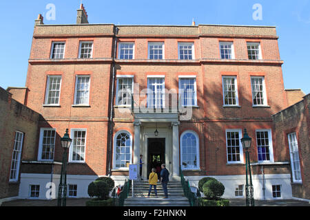 Façade est, maison touffue, Teddington, England, UK. Open House London, samedi 19 septembre 2015. Chaque année un événement d'un jour, lorsque des bâtiments est normalement pas ouvert au public permet l'accès. Buissonnante House est une ancienne résidence royale de la reine Adélaïde qui est actuellement le siège de la UK's National Physical Laboratory. Crédit : Ian Bouteille / Alamy Live News Banque D'Images