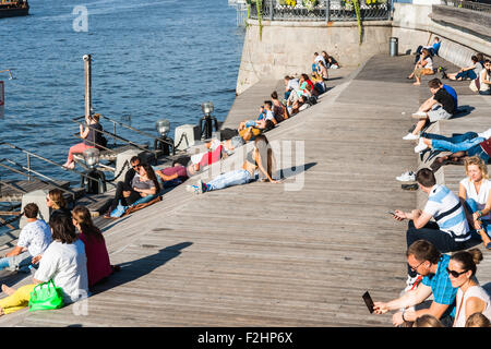 Moscou, Russie. Samedi, 19 Septembre, 2015. Week-end chaud. C'est confortable d'être à l'extérieur. Plate-forme publique pour bronzer dans le parc Gorky. Les gens profitent de la chaleur et de beau temps pour faire plus d'tan ou simplement pour profiter de la chaude journée. Crédit : Alex's Pictures/Alamy Live News Banque D'Images