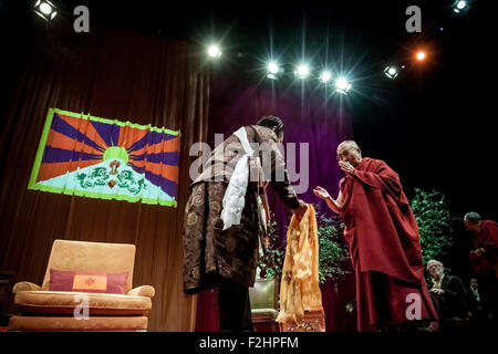 Londres, Royaume-Uni. 19 Septembre, 2015. Dalaï-lama parle à des milliers de fidèles à l'arène 02 Crédit : Guy Josse/Alamy Live News Banque D'Images