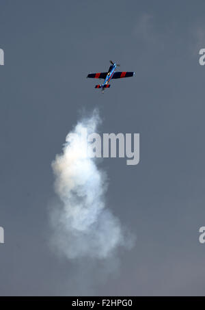 Washington, DC, USA. 19 Sep, 2015. L'avion effectue au cours d'un spectacle aérien à la base aérienne d'Andrews à l'extérieur de Washington, DC, dans le Maryland, aux États-Unis, le 19 septembre 2015. Les foules se rassemblent à la Base aérienne Andrews air show pour la première depuis 2013. Le spectacle aérien annuel a été suspendu après 2012 en raison de compressions budge. Credit : Yin Bogu/Xinhua/Alamy Live News Banque D'Images