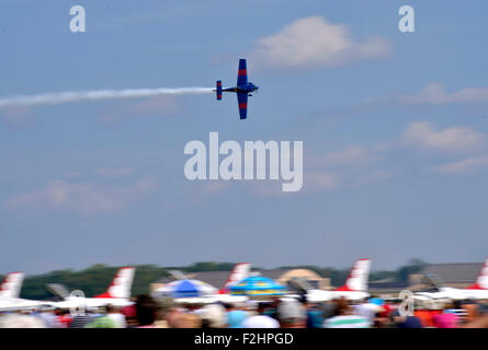 Washington, DC, USA. 19 Sep, 2015. L'avion effectue au cours d'un spectacle aérien à la base aérienne d'Andrews à l'extérieur de Washington, DC, dans le Maryland, aux États-Unis, le 19 septembre 2015. Les foules se rassemblent à la Base aérienne Andrews air show pour la première depuis 2013. Le spectacle aérien annuel a été suspendu après 2012 en raison de compressions budge. Credit : Yin Bogu/Xinhua/Alamy Live News Banque D'Images