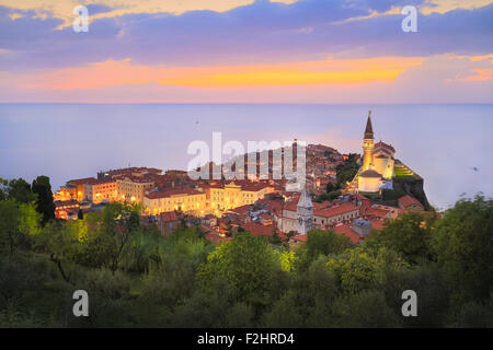 La pittoresque vieille ville de Piran, Slovénie coucher du soleil. Banque D'Images