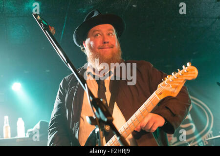 Glasgow, Ecosse, Royaume-Uni. 18 Septembre, 2015. Les barbes, comédie australienne folk rock band, joué au concert ay king Tuts Glasgow. Ils jouent de la musique basée sur les vertus d'avoir une barbe. Crédit : Pauline Keightley/Alamy Live News Banque D'Images