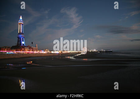 North Pier, Blackpool, Royaume-Uni. 19 septembre 2015. La tour de Blackpool et de la promenade de Blackpool a laver avec lumières, dans le cadre de la Blackpool Illuminations qui sont en cours d'exécution jusqu'au 4 novembre Crédit : David Billinge/Alamy Live News Banque D'Images