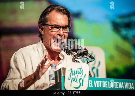 L'Hospitalet, Espagne. Septembre 19th, 2015 : Artur Mas, président du gouvernement catalan et le numéro 4 de la pro-indépendance de la liste électorale du parti 'Junts pel Si' (ensemble pour le oui) offre un discours animé au cours de la loi sur les plates-formes campagne centrale à l'Hospitalet de Llobregat. Credit : matthi/Alamy Live News Banque D'Images