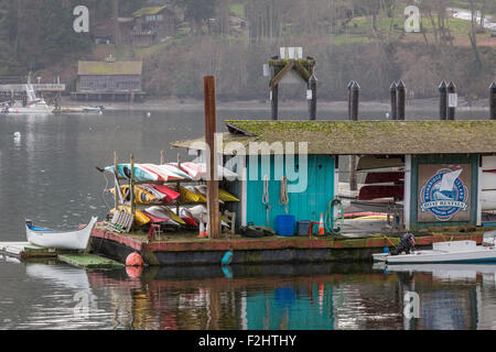 Kayaks à louer dans la région de Eagle Harbor, Bainbridge Island, Washington Banque D'Images