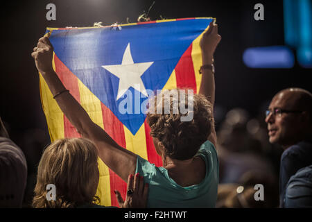 L'Hospitalet de Llobregat, Catalogne, Espagne. 19 Septembre, 2015. Un supporter est titulaire d'un "drapeau estelada' pendant la campagne centrale de la loi sur la pro-indépendance contre-partie "liste électorale Junts pel Si' (ensemble pour le oui) à l'Hospitalet de Llobregat Crédit : Matthias Rickenbach/ZUMA/Alamy Fil Live News Banque D'Images