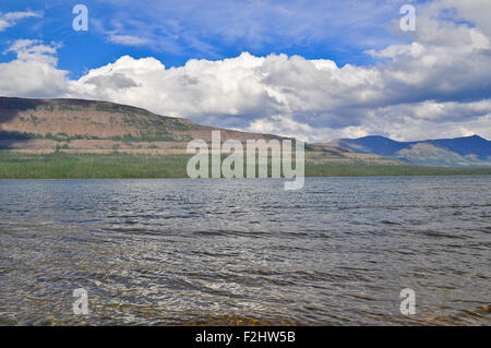 Lake sur le plateau de Putorana Minsk. Lac de montagne sur la Péninsule de Taimyr en été. Banque D'Images