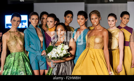 Londres, Royaume-Uni. 19 septembre 2015. Moixa designer, Denise Mahmud, et ses plus beaux modèles de Fashion's London Fashion Week SS16 show à Covent Garden. Crédit : Stephen Chung/Alamy Live News Banque D'Images