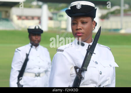 (150920) -- BASSETERRE, 20 Septembre, 2015 (Xinhua) -- Photo fournie par la Présidence du Venezuela montre les militaires participant à la parade à l'occasion du 32e anniversaire de l'indépendance de Saint Kitts et Nevis après avoir été un État libre associé au Royaume-Uni, dans la ville de Basseterre, la capitale de Saint Kitts-et-Nevis, le 19 septembre 2015. Selon la presse locale, le Vice-président vénézuélien Jorge Arreaza et Ministre des affaires étrangères du Venezuela Delcy Rodriguez ont assisté à la commémoration de l'indépendance obtenue en 1983 par le plus petit pays de l'American cont Banque D'Images