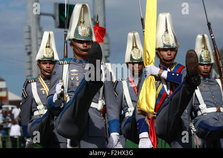 (150920) -- BASSETERRE, 20 Septembre, 2015 (Xinhua) -- Photo fournie par la Présidence du Venezuela montre les membres de l'université militaire bolivarienne du Venezuela participant à la parade à l'occasion du 32e anniversaire de l'indépendance de Saint Kitts et Nevis après avoir été un État libre associé au Royaume-Uni, dans la ville de Basseterre, la capitale de Saint Kitts-et-Nevis, le 19 septembre 2015. Selon la presse locale, le Vice-président vénézuélien Jorge Arreaza et Ministre des affaires étrangères du Venezuela Delcy Rodriguez ont assisté à la commémoration de l'indépendance obtenue en 1983 par le s Banque D'Images