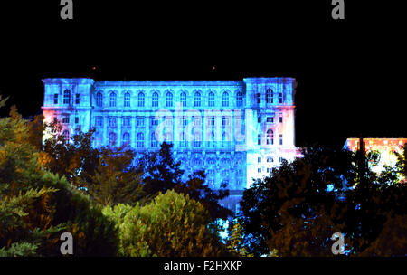 Bucarest, Roumanie. 19 Septembre, 2015. Le bâtiment du parlement reçoit son premier manteau de lumière en préparation pour la vidéo mapping contest plus tard dans la soirée. C'est le plus grand spectacle et mapping vidéo en utilisant le deuxième plus grand bâtiment. Crédit : MacKenzie Douglas/Alamy Live News Banque D'Images