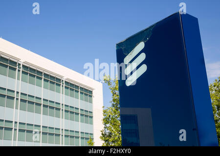 Un logo affiche à l'extérieur d'un établissement occupé par Ericsson à Plano, Texas le 12 septembre 2015. Banque D'Images