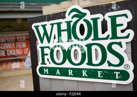 Un logo affiche à l'extérieur de l'administration centrale et un magasin de Whole Foods Market Inc., à Austin, Texas, le 11 septembre 2015. Banque D'Images