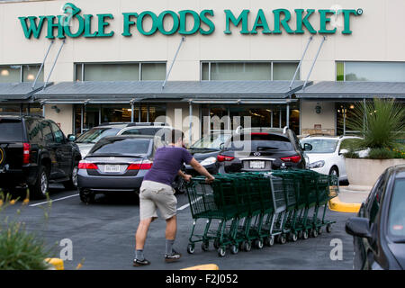 Un logo affiche à l'extérieur de l'administration centrale et un magasin de Whole Foods Market Inc., à Austin, Texas, le 11 septembre 2015. Banque D'Images