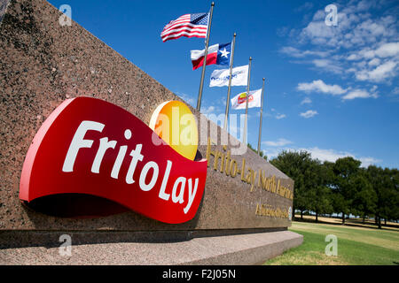 Un logo affiche à l'extérieur du siège de Frito-Lay, Inc., une filiale de PepsiCo, à Plano, Texas le 12 septembre 2015. Banque D'Images