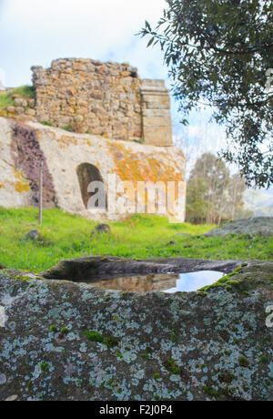 Vue sur l'église de Santa Maria di, Lartisina Altesina mountain en Sicile Banque D'Images