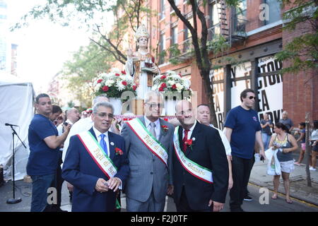 New York City, United States. 19 Sep, 2015. Figli di San Gennaro fonctionnaires. La 89e Fête annuelle de San Gennaro Mûrier rempli et les rues avoisinantes dans la Petite Italie de New York qui ont abouti à une procession religieuse avec la statue de San Gennaro transportés à travers les rues. Credit : Andy Katz/Pacific Press/Alamy Live News Banque D'Images