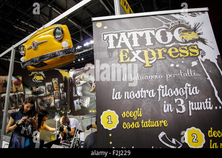 Turin, Italie. 19 Sep, 2015. C'est retour à la sixième Palavela tatoueurs italien, le festival de l'art de tatouage et sera accueilli 250 artistes de tatouage et tatoueurs. © Elena Aquila/Pacific Press/Alamy Live News Banque D'Images