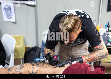 Turin, Italie. 19 Sep, 2015. C'est retour à la sixième Palavela tatoueurs italien, le festival de l'art de tatouage. Jusqu'à dimanche et sera accueilli 250 artistes de tatouage et tatoueurs. © Elena Aquila/Pacific Press/Alamy Live News Banque D'Images