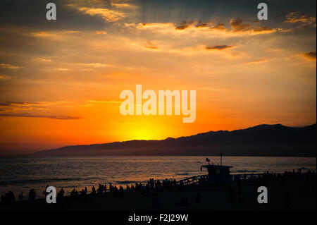 Silhouette d'une cabane de sauveteur sur la plage au crépuscule, la plage de Santa Monica, Santa Monica, Los Angeles County, Californie, USA Banque D'Images