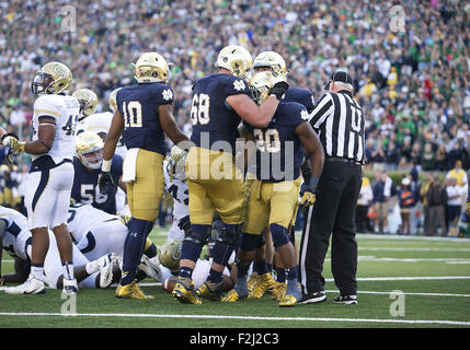 South Bend, Indiana, USA. 19 Sep, 2015. Joueurs de célébrer notre Dame touché en Notre Dame d'utiliser de nouveau C.J. Prosise participe (20) au cours de NCAA football action de jeu entre le Georgia Tech Yellow Jackets et la Notre Dame Fighting Irish de Notre Dame Stadium à South Bend, Indiana. Notre Dame défait Georgia Tech 30-22. John Mersits/CSM. Credit : csm/Alamy Live News Banque D'Images