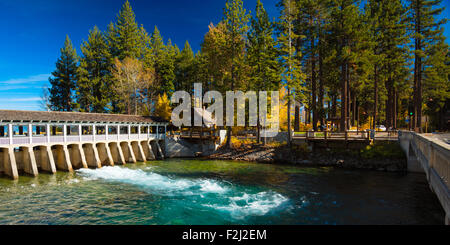 Tahoe City barrage sur la rivière Truckee, Lake Tahoe, California, USA Banque D'Images