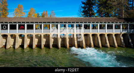 Tahoe City barrage sur la rivière Truckee, Lake Tahoe, California, USA Banque D'Images