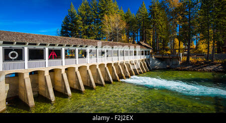 Tahoe City barrage sur la rivière Truckee, Lake Tahoe, California, USA Banque D'Images