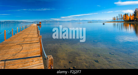 Jetée dans un lac, à Tahoe City, Lake Tahoe, California, USA Banque D'Images