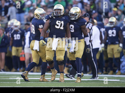 South Bend, Indiana, USA. 19 Sep, 2015. Joueurs de célébrer notre Dame au cours de NCAA football action de jeu entre le Georgia Tech Yellow Jackets et la Notre Dame Fighting Irish de Notre Dame Stadium à South Bend, Indiana. Notre Dame défait Georgia Tech 30-22. John Mersits/CSM. Credit : csm/Alamy Live News Banque D'Images