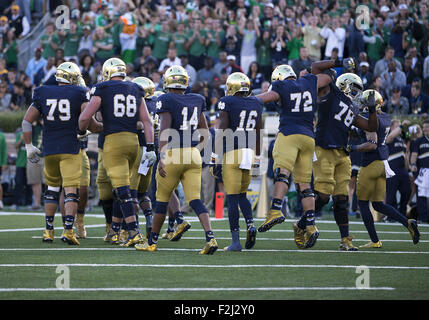 South Bend, Indiana, USA. 19 Sep, 2015. Joueurs de célébrer notre Dame au cours de Touchdown NCAA football action de jeu entre le Georgia Tech Yellow Jackets et la Notre Dame Fighting Irish de Notre Dame Stadium à South Bend, Indiana. Notre Dame défait Georgia Tech 30-22. John Mersits/CSM. Credit : csm/Alamy Live News Banque D'Images