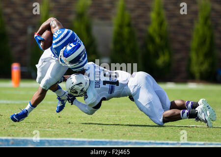Durham, NC, USA. 19 Septembre, 2015.Duc d'utiliser de nouveau Shaquille Powell (28) casse un attaquer depuis le nord-ouest de linebacker Anthony Walker (18) au cours de la NCAA college football match entre le nord-ouest et le duc le samedi 19 septembre, 2015 à Wallace Wade Stadium, à Durham, N.C. Credit : Cal Sport Media/Alamy Live News Banque D'Images