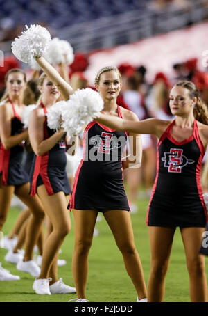 San Diego, CA. 19 Sep, 2015. San Diego State University dance team au cours de la San Diego State University Aztèques' accueil dans la perte des heures supplémentaires à l'Université de South Alabama Jaguars chez Qualcomm Stadium de San Diego, CA. Justin Cooper/CSM/Alamy Live News Banque D'Images