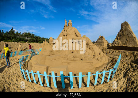 Zhoushan, Chine, province de Zhejiang. 20 Sep, 2015. Sculptures de sable sont illustrés au cours de la 17e Festival International de sculpture de sable Zhoushan Zhujiajian en resort de Zhoushan City, Zhejiang Province de Chine orientale, le 20 septembre 2015. Un groupe de 30 sculpteurs du monde entier se construire quelque 50 sculptures de sable géantes sous le thème de "à voir un monde dans un grain de sable'. L'exposition de sculptures seront exposées du 28 septembre. Credit : Xu Yu/Xinhua/Alamy Live News Banque D'Images