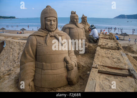 Zhoushan, Chine, province de Zhejiang. 20 Sep, 2015. Sculptures de sable sont illustrés au cours de la 17e Festival International de sculpture de sable Zhoushan Zhujiajian en resort de Zhoushan City, Zhejiang Province de Chine orientale, le 20 septembre 2015. Un groupe de 30 sculpteurs du monde entier se construire quelque 50 sculptures de sable géantes sous le thème de "à voir un monde dans un grain de sable'. L'exposition de sculptures seront exposées du 28 septembre. Credit : Xu Yu/Xinhua/Alamy Live News Banque D'Images