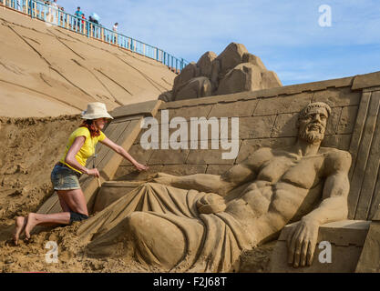 Zhoushan, Chine, province de Zhejiang. 20 Sep, 2015. Sculptures de sable sont illustrés au cours de la 17e Festival International de sculpture de sable Zhoushan Zhujiajian en resort de Zhoushan City, Zhejiang Province de Chine orientale, le 20 septembre 2015. Un groupe de 30 sculpteurs du monde entier se construire quelque 50 sculptures de sable géantes sous le thème de "à voir un monde dans un grain de sable'. L'exposition de sculptures seront exposées du 28 septembre. Credit : Xu Yu/Xinhua/Alamy Live News Banque D'Images