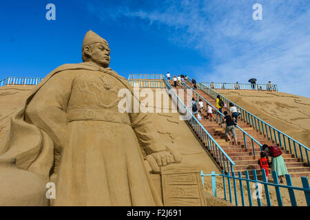 Zhoushan, Chine, province de Zhejiang. 20 Sep, 2015. Sculptures de sable sont illustrés au cours de la 17e Festival International de sculpture de sable Zhoushan Zhujiajian en resort de Zhoushan City, Zhejiang Province de Chine orientale, le 20 septembre 2015. Un groupe de 30 sculpteurs du monde entier se construire quelque 50 sculptures de sable géantes sous le thème de "à voir un monde dans un grain de sable'. L'exposition de sculptures seront exposées du 28 septembre. Credit : Xu Yu/Xinhua/Alamy Live News Banque D'Images