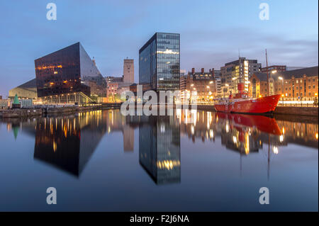 L'île de Mann, le Mersey Bar Lightship & Waterfront Buildings, Canning Dock, Liverpool, Merseyside. UK Banque D'Images