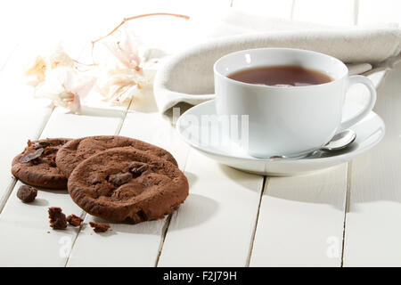 Les cookies au chocolat sur une table en bois blanc, dans un environnement relaxant de l'automne Banque D'Images