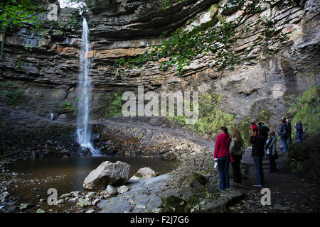 Hardraw Force est une chute dans un ravin boisé juste à l'extérieur de village de Hardraw, dans Wensleydale, North Yorkshire, UK. Banque D'Images