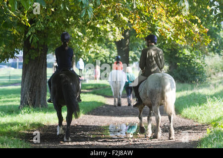 Wimbledon London,UK. 20 septembre 2015. Les cavaliers sur une journée d'automne ensoleillée à Wimbledon : Crédit amer ghazzal/Alamy Live News Banque D'Images