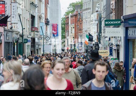 Shoppers sur Grafton Street, Dublin, Irlande Banque D'Images