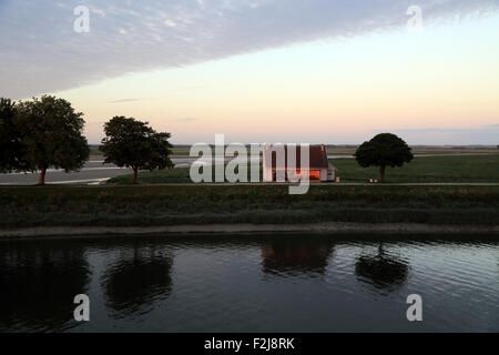 Vue sur Rue Digue N et un abri et Baie de Somme à la tombée du Quai Blavet, St Valery sur Somme, Somme, Picardie, France Banque D'Images