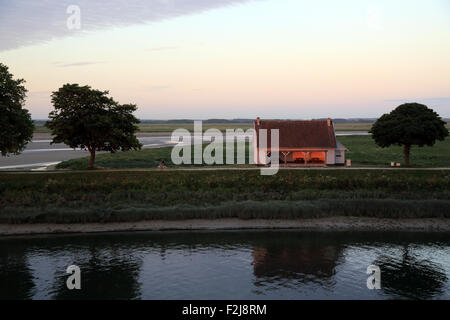 Vue sur Rue Digue N et un abri et Baie de Somme à la tombée du Quai Blavet, St Valery sur Somme, Somme, Picardie, France Banque D'Images