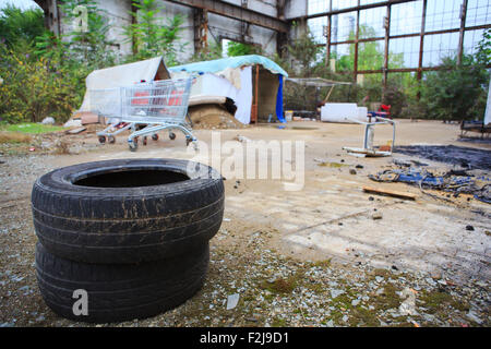 Vue de chambre des tsiganes dans le hangar industriel Banque D'Images