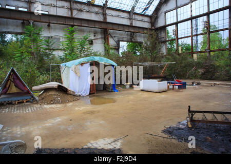 Vue de chambre des tsiganes dans le hangar industriel Banque D'Images