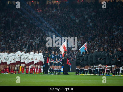 L'Angleterre et les Fidji equipes line up avant le match, le 18 septembre, le Stade de Twickenham pour les hymnes nationaux Banque D'Images
